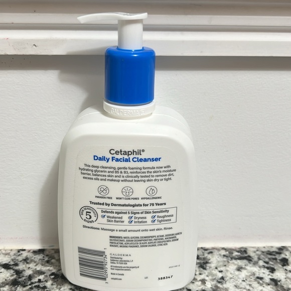 Cetaphil Daily Facial Cleanser - Picture 2 of 3